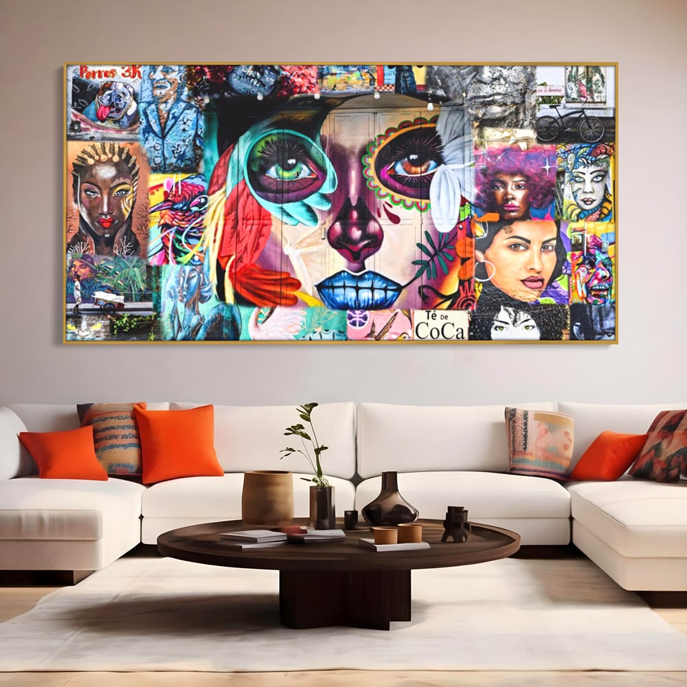 Tablou canvas cu tablou canvas cu colaj grafitti urban, in rama de aluminiu auriu, pe perete intr-un living